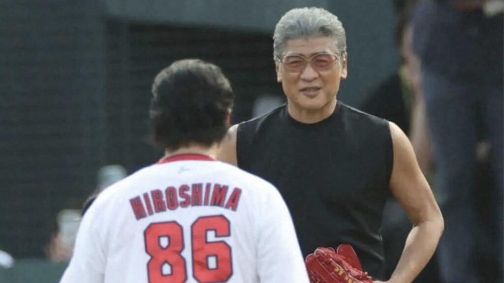人気歌手の吉川晃司さん、地元・広島「ピースナイター」で始球式 103キロ投球を披露