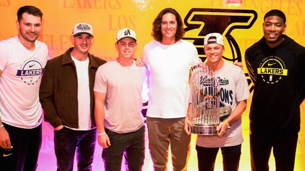 【MLB×NBA】ワールドシリーズ２連覇のドジャースがレイカーズ戦に来場！八村塁選手＆ドンチッチと豪華記念ショット