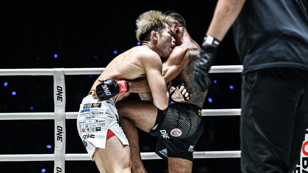 【ONE】松田征也選手、強烈ローブロー２発で無念のノーコンテストに！立ち上がれぬ痛撃に会場騒然