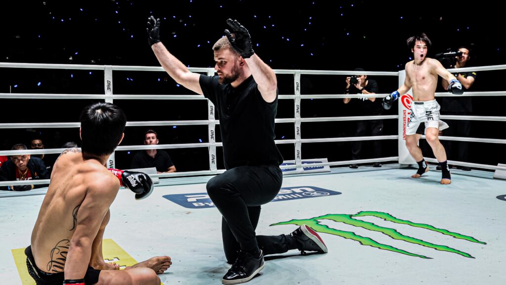 ムエタイトップファイターの脛（スネ）が折れる大惨事―ONE世界王者タワンチャイが衝撃の“骨折TKO負け”、会場騒然