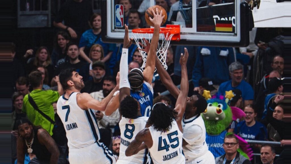 NBAドイツのベルリンでの試合で沸いた夜―地元バグナー兄弟の凱旋と、ブラックの“4人抜きダンク”が試合を決めた