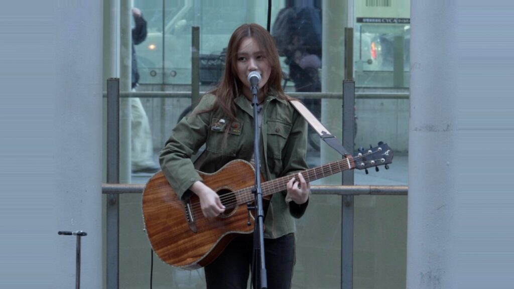 なぜ人は集まったのか・・・渋谷で若者たちの足を止めた“ふみの”の歌声と、いまの音楽シーンが求めているもの