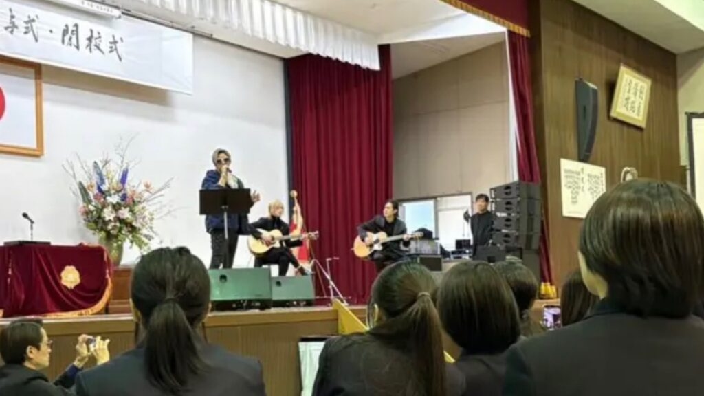 閉校する高校にGACKTが現れた理由 63年の歴史に幕を下ろす卒業式で語られた「夢は叶えるもの」という現実