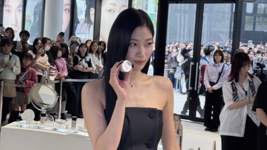 LE SSERAFIMカズハ 原宿で魅せた圧巻スタイル “素肌を活かす美”で新ブランドの魅力を体現