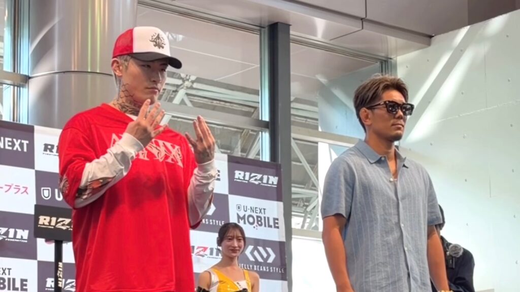 RIZIN大会直前フェイス・オフで平本蓮選手が“奇襲キック”で皇治選手を挑発 公開計量で一触即発 会場騒然「UFC再現か」の声も