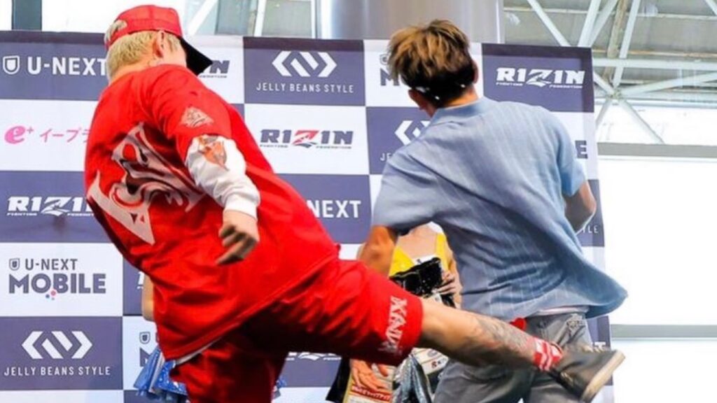 RIZIN大会直前フェイス・オフで平本蓮選手が“奇襲キック”で皇治選手を挑発 公開計量で一触即発 会場騒然「UFC再現か」の声も