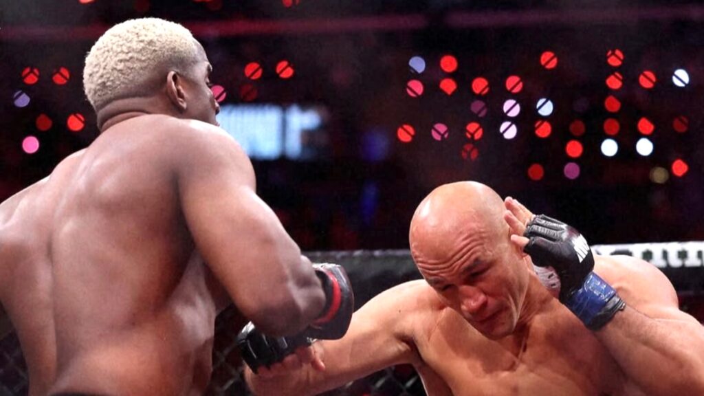 “Cigano”の異名を持つ元UFCヘビー級王者が、Netflix史上初のMMAライブ中継で無残に散った。