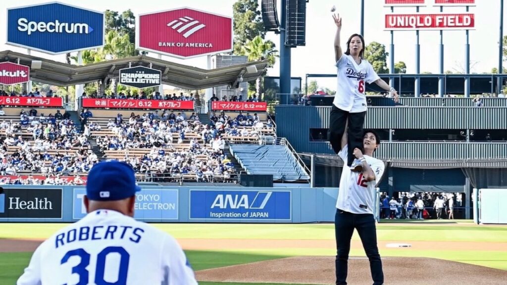 “りくりゅう”がドジャースタジアム熱狂！前代未聞の「リフト始球式」に大歓声　大谷翔平＆山本由伸とも初対面