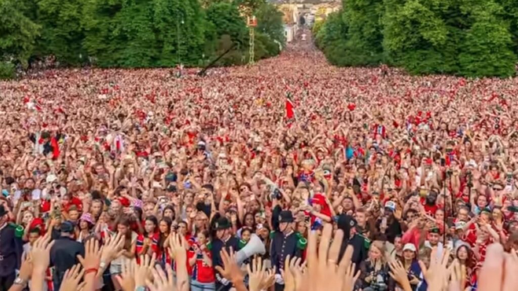 約9万人が王宮前を埋め尽くす熱狂 ノルウェー代表の歴史的快進撃に国中が歓喜　ソルバッケン監督「人生で一番すさまじい」