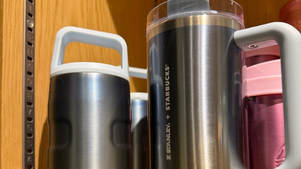 スタバ「タンブラー族」に悲報 9月2日からミルク追加に新ルール 物価高の中で「飲める量」も変化