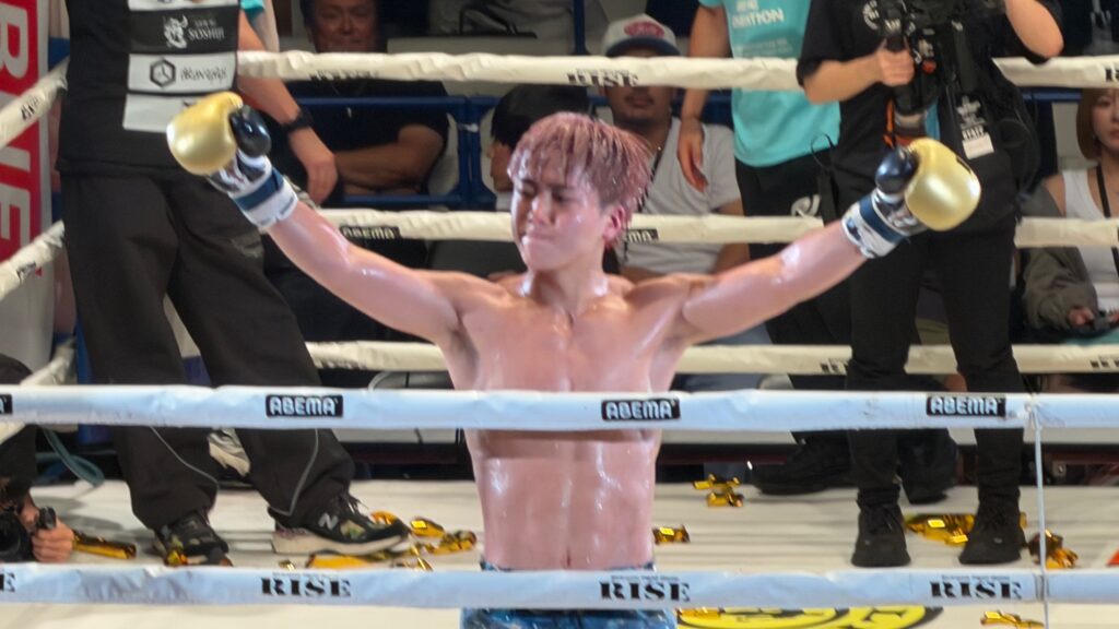 【RISE】那須川龍心が大﨑一貴との壮絶な殴り合いを制して新王者に！延長までもつれた死闘 勝負の分け目は右ボディへの膝