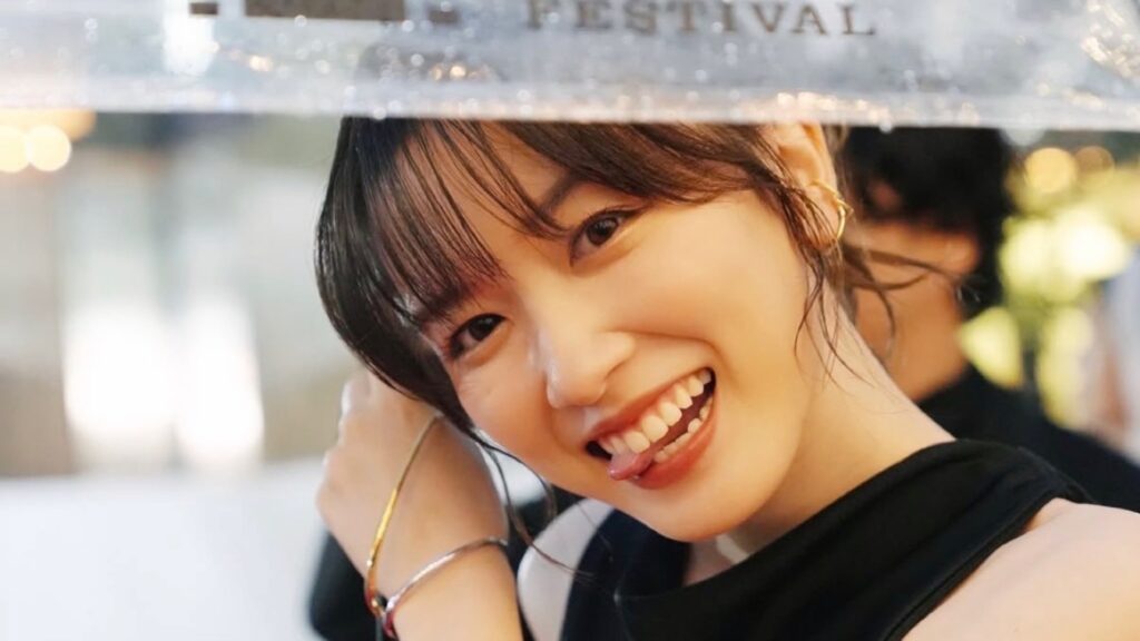 永野芽郁さん 約1年半ぶりの舞台挨拶 美デコルテ際立つドレス姿で登壇 雨のレッドカーペットでは来場者を気遣う